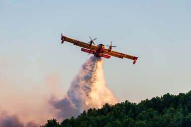 Kanada yazın Fransa 'nın Occitanie kentindeki garrigue' de yangın çıkarmaya çalışıyor.