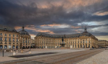 Place de la Bourse Bordeaux 'da, bulutlu bir gökyüzünün altında, Fransa' nın Yeni Aquitaine şehrinde