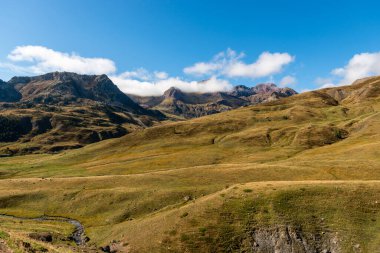 İspanya 'nın Aragon eyaletinin Huesca ilindeki Sallent de Gallego yakınlarındaki İspanyol Pireneleri' ndeki Tena Vadisi.