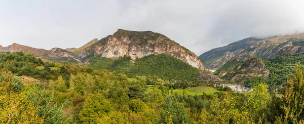 位于西班牙阿拉贡Huesca省Sallent Gallego附近的西班牙Pyrenees的Tena山谷 — 图库照片