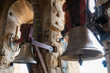 İspanya 'nın Aragon eyaletindeki Huesca katedralindeki kulede çanlar çalıyor.