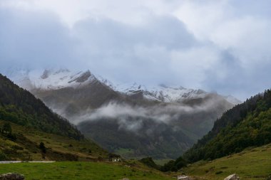 Fransa 'nın Bearn şehrinde, Col du Pourtalet' de, Fransız Pirenelerinin karlı zirveleri