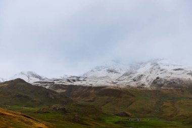 Fransa 'nın Bearn şehrinde, Col du Pourtalet' de, Fransız Pirenelerinin karlı zirveleri