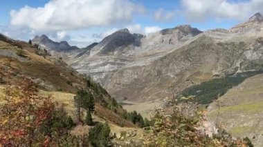 Ossau Vadisi 'ndeki Pireneler' in manzarası, Artouste Gölü 'nün yanında, küçük bir trenle, Bearn, Fransa' da.