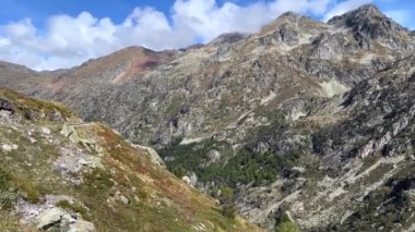 Ossau Vadisi 'ndeki Pireneler' in manzarası, Artouste Gölü 'nün yanında, küçük bir trenle, Bearn, Fransa' da.