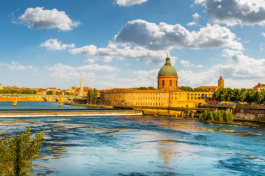 Garonne kıyıları yazın Toulouse 'da, Haute Garonne' da, Occitanie, Fransa 'da
