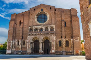 Fransa 'nın Occitanie kentindeki Toulouse' da Saint Sernin Bazilikası 'nın Pediment