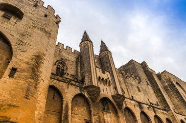 Palais des Papes 'in kışın Avignon, Provence, Fransa' daki ana cephesinin ayrıntıları.