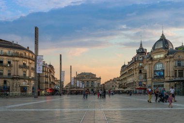 Montpellier, Occitanie, Fransa 'da tiyatro ve klasik cepheleriyle komedi meydanı