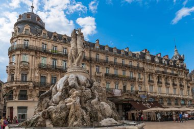 Montpellier, Occitanie, Fransa 'daki Üç Zarafet Çeşmesi, komedi meydanı.