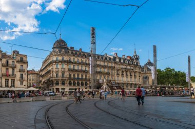 Montpellier, Occitanie, Fransa 'da komedi meydanı, klasik cepheleri ve tramvay rayları.