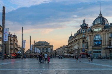 Montpellier, Occitanie, Fransa 'da tiyatro ve klasik cepheleriyle komedi meydanı