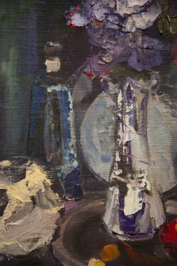 Gül, vazo, çaydanlık, tabak, şişe ve meyveli hayat..