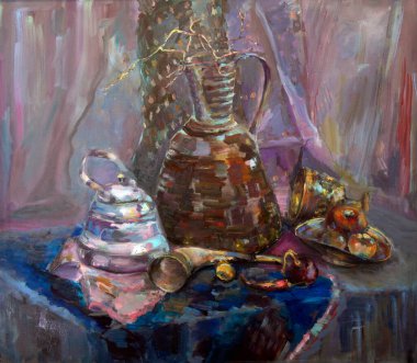 Su için bakır bir kap, metal bir çaydanlık, bronz bir bardak, elmalı bir tabak, sebzelerden oluşan pitoresk bir Gürcü natürmortu. Tüm bunlar renkli kumaşlar ve kuru dallarla süslenmiş.