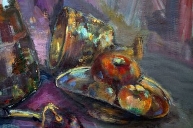 Su için bakır bir kap, metal bir çaydanlık, bronz bir bardak, elmalı bir tabak. Tüm bunlar renkli kumaşlar ve kuru dallarla süslenmiş..