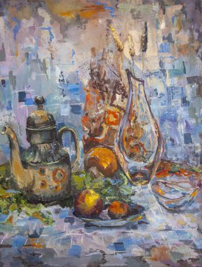 Bir çaydanlık, bir tabak meyve, cam bir vazo ve bir şeker kabı mozaik arka planına uyumlu bir şekilde yerleştirilir. Yeşil ve turuncu kumaşlar natürmorta durgun bir bakış sağlar..