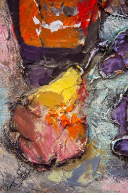 Resimli natürmort hayat bir şişe, desenli bir tabak, armut, üzüm ve nar içerir. Çok renkli kumaş hormonu, durgun yaşamı tamamlar, tamamlar. Karışık ortam. Parça.