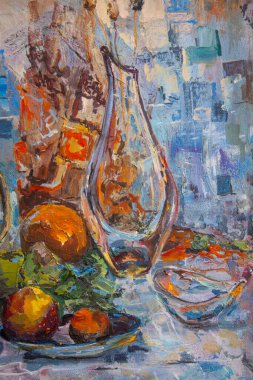 Bir çaydanlık, bir tabak meyve, cam bir vazo ve bir şeker kabı mozaik arka planına uyumlu bir şekilde yerleştirilir. Yeşil ve turuncu kumaşlar natürmorta durgun bir bakış sağlar..