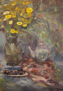 Sarı çiçekli, vazolu, çaydanlıklı ve bereli bir tabağı olan bir hayat. Yaklaş. Parça