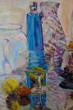 Cam eşyalar resimli bir şekilde toplanır: kavanoz, sürahi, şişeler, vazolar, şeker kaseleri. Bunların hepsi cam yüzeyde daha fazla yansıma için. Meyve ve ve böğürtlen de eklenir. Yağlı boya. Kapat..