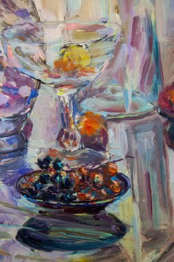 Cam eşyalar resimli bir şekilde toplanır: kavanoz, sürahi, şişeler, vazolar, şeker kaseleri. Bunların hepsi cam yüzeyde daha fazla yansıma için. Meyve ve ve böğürtlen de eklenir. Yağlı boya. Kapat..