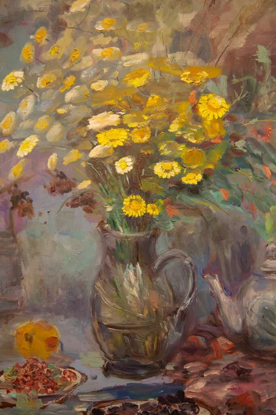 Zátiší Žlutými Květy Vázou Čajovou Konvicí Talířem Berry Fragment — Stock fotografie