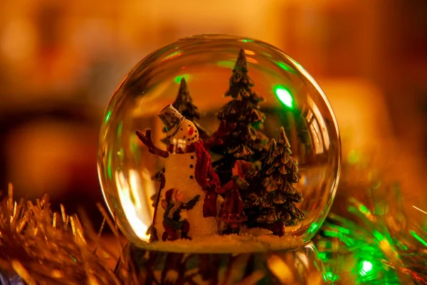 Glazen Kerstbal Met Speelgoed Binnen Sneeuwpop Kerstboom Jongen Grl Close — Stockfoto