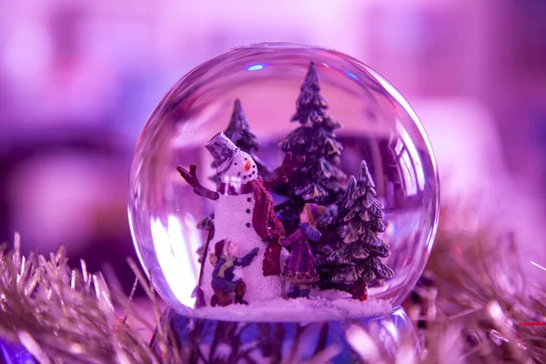 Γυάλινη Χριστουγεννιάτικη Μπάλα Παιχνίδια Στο Εσωτερικό Χιονάνθρωπος Χριστουγεννιάτικο Δέντρο Αγόρι — Φωτογραφία Αρχείου