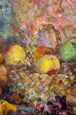 Meyve ve sebzelerle dolu sakin bir hayatın bir parçası. Kompozisyonun ortasında şeffaf bir tabak var. Üzüm demetleri ile birlikte, sağda elmalı bir hasır sepet, solda balkabağı..