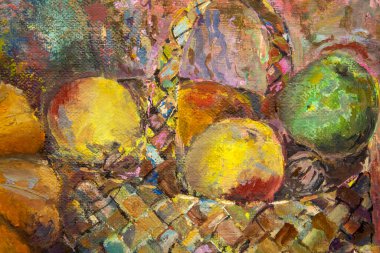 Meyve ve sebzelerle dolu sakin bir hayatın bir parçası. Kompozisyonun ortasında şeffaf bir tabak var, sağda ise elma dolu bir hasır sepet..