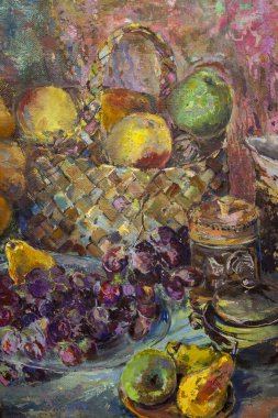  Meyve ve sebzelerle dolu sakin bir hayatın bir parçası. Kompozisyonun ortasında şeffaf bir tabak var, sağda ise elma dolu bir hasır sepet..