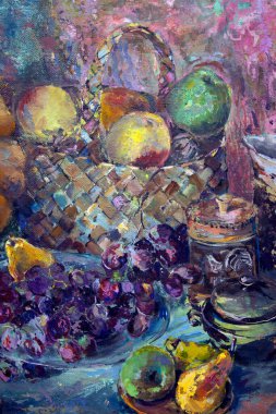  Meyve ve sebzelerle dolu sakin bir hayatın bir parçası. Kompozisyonun ortasında şeffaf bir tabak var, sağda ise elma dolu bir hasır sepet..