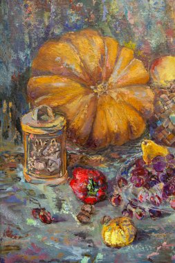  Meyve ve sebzelerle dolu sakin bir hayatın bir parçası. Kompozisyonun ortasında şeffaf bir tabak var, sağda ise elma dolu bir hasır sepet..