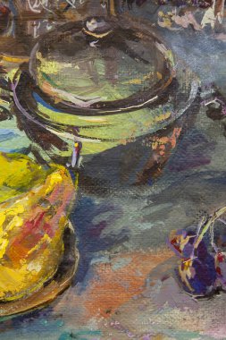 Resmin bir parçası hala kömürle yapılıyor. kompozisyonun ortasında bir semaver, sağda bir çaydanlık, solda elmalı bir tabak. Etrafta bir fincan, limon ve biber var..