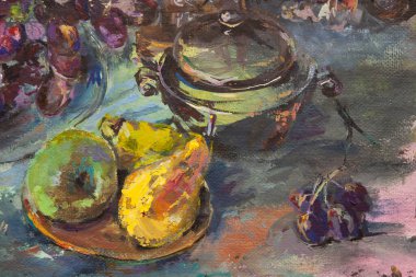  Meyve ve sebzelerle dolu sakin bir hayatın bir parçası. Kompozisyonun ortasında şeffaf bir tabak var, sağda ise elma dolu bir hasır sepet..