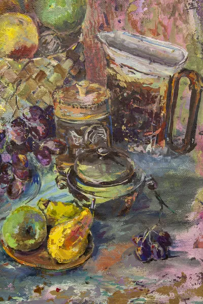 Meyve ve sebzelerle dolu sakin bir hayatın bir parçası. Kompozisyonun ortasında şeffaf bir tabak var, sağda ise elma dolu bir hasır sepet..