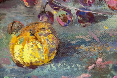 Resmin bir parçası hala kömürle yapılıyor. kompozisyonun ortasında bir semaver, sağda bir çaydanlık, solda elmalı bir tabak. Etrafta bir fincan, limon ve biber var..