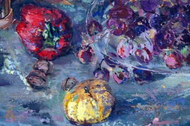 Resmin bir parçası hala kömürle yapılıyor. kompozisyonun ortasında bir semaver, sağda bir çaydanlık, solda elmalı bir tabak. Etrafta bir fincan, limon ve biber var..