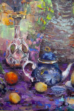 Bir Gürcü sürahisi, bir oryantal vazo, bir çaydanlık, meyve ve renk beneklerini uyumlu bir şekilde tamamlayan resimli natürmort bir yaşam..