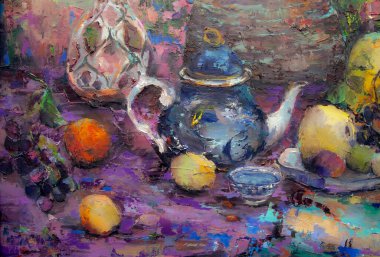 Bir Gürcü sürahisi, bir oryantal vazo, bir çaydanlık, meyve ve renk beneklerini uyumlu bir şekilde tamamlayan resimli natürmort bir yaşam..