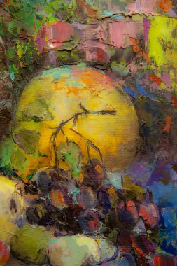 Bir Gürcü sürahisi, bir oryantal vazo, bir çaydanlık, meyve ve renk beneklerini uyumlu bir şekilde tamamlayan resimli natürmort bir yaşam..