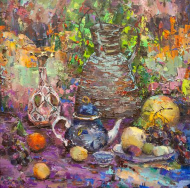 Bir Gürcistan sürahisi, bir oryantal vazo, bir çaydanlık, meyve ve renk beneklerini uyumlu bir şekilde tamamlayan resimsel bir natürmort..