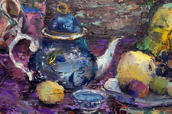 用一只格鲁吉亚水壶 一只东方花瓶 一个茶壶 用一把调色板刀油在帆布上和谐地装饰着它的水果和色彩斑斓的花朵 使一幅风景如画的静谧生活的碎片 — 图库照片