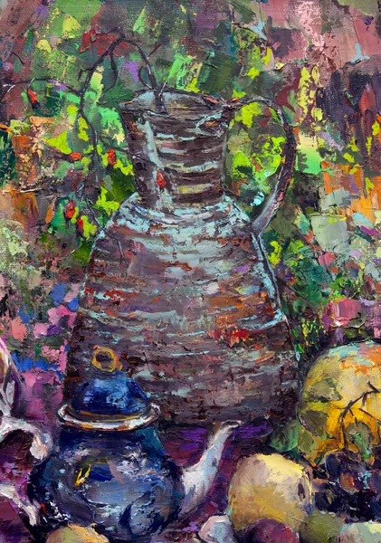 用一只格鲁吉亚水壶 一只东方花瓶 一个茶壶 用一把调色板刀油在帆布上和谐地装饰着它的水果和色彩斑斓的花朵 使一幅风景如画的静谧生活的碎片 — 图库照片