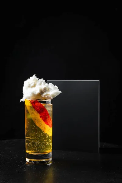 Lång Drink Alkoholhaltig Cocktail Ett Highball Glas Dekorerad Med Ätbara — Stockfoto