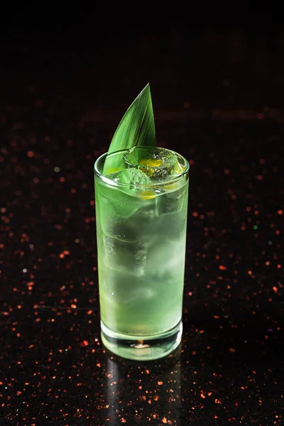 Ένα Κοντινό Πλάνο Ενός Ανοιχτού Πράσινου Αλκοολούχου Κοκτέιλ Ένα Ποτήρι — Φωτογραφία Αρχείου