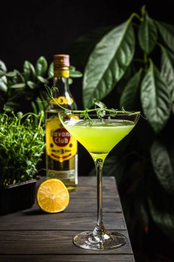 Belarus, Minsk - 30.11.2021: Havana Club Anejo 3 anos rom ve yeşil bezelye mikroyeşili kokteyl.