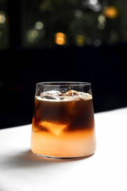Düşük bardakta espresso toniği. 