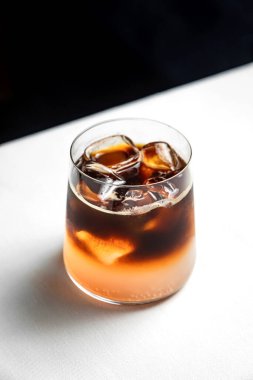 Düşük bardakta espresso toniği. 