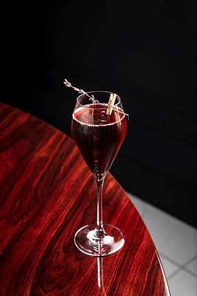 Kir Kunglig Låg Abv Cocktail Flöjt Glas Utsmyckad Med Lavendel — Stockfoto